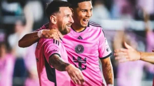 ميسي يتسلم ساعة نادرة بمليون جنيه إسترليني خلال زيارته للهند